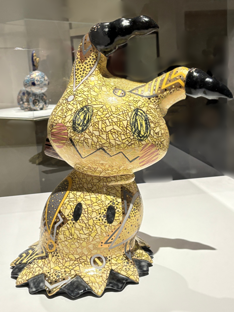 名古屋のポケモン工芸展に展示された陶器のミミッキュアート作品