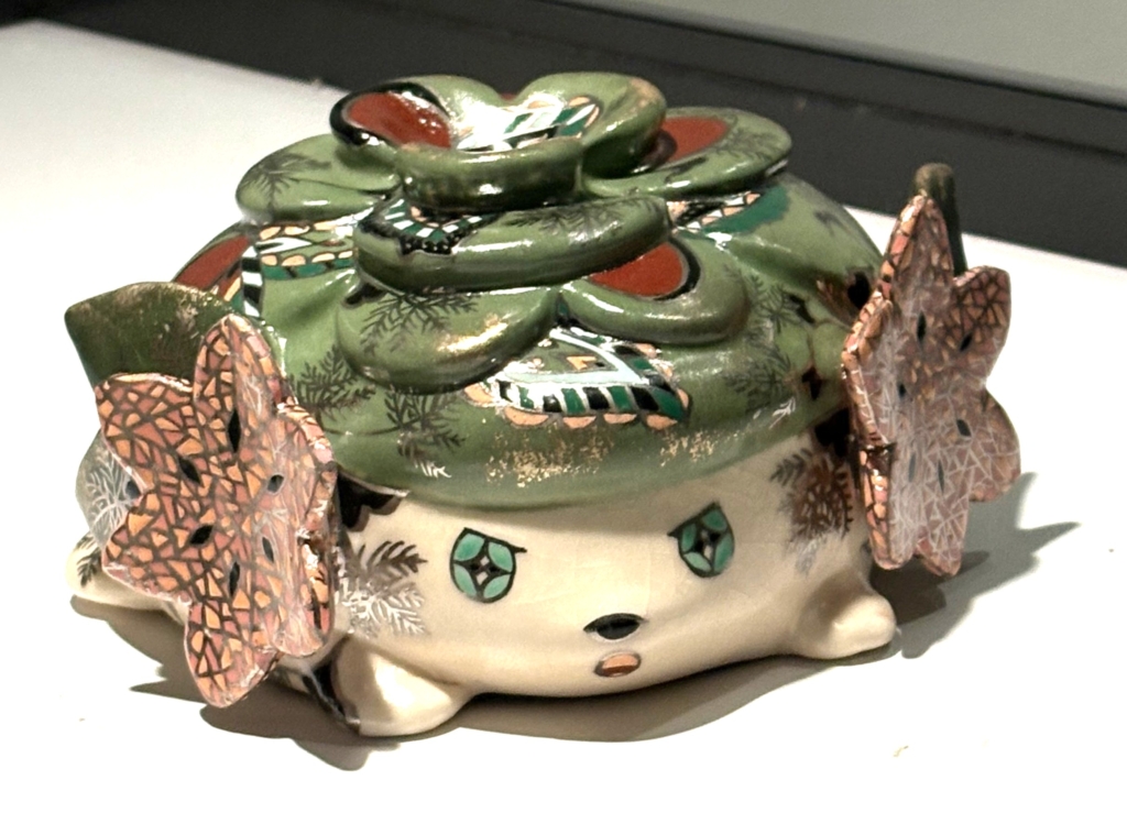 名古屋のポケモン工芸展に展示された陶器のシェイミアート作品