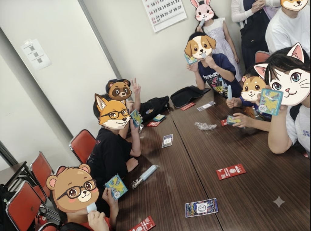 kinoko's shop協賛のカイリューデッキシールドを手にする参加者たち