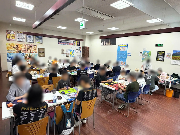 親子でポケモンカードの対戦を楽しむ様子