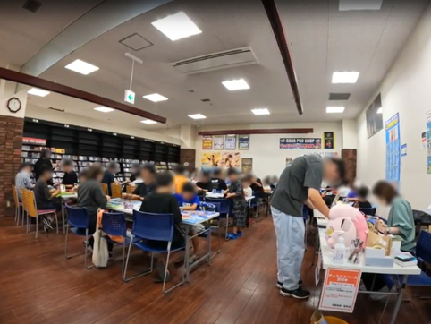 盤面を見つめて真剣に対戦する参加者